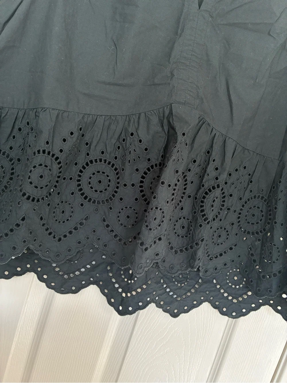 GAP Black Eyelet Hem Sleeveless V-Notch Camisole - Picture 4 of 4